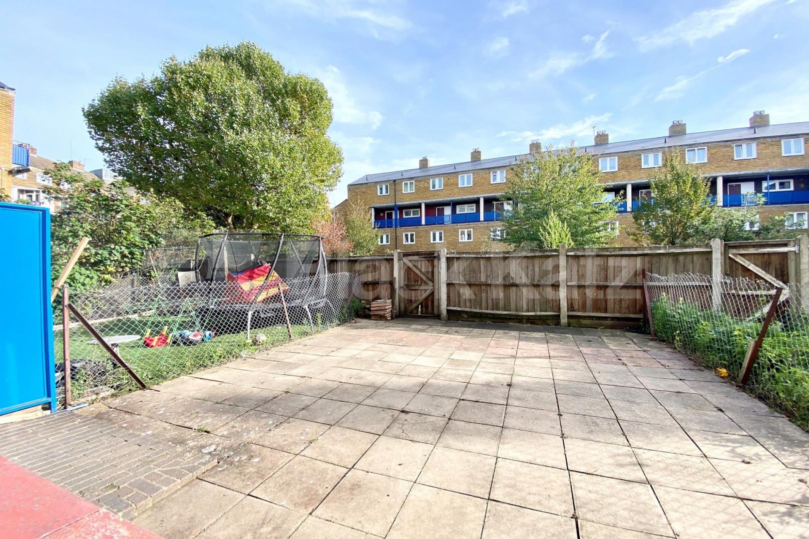 Bright & airy split level apartment with patio garden & superbly located Burbage Close , Borough/London Bridge